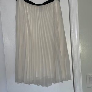 Women’s L/XL Worthington Off White Pleated skirt w/black elastic band